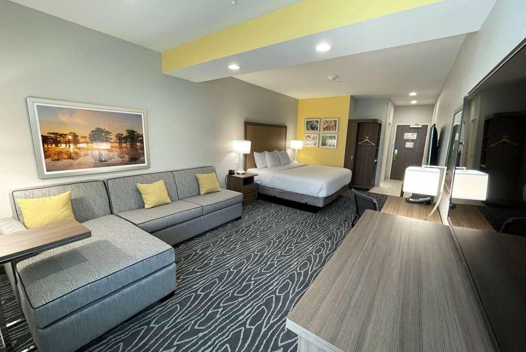 La Quinta Inn & Suites By Wyndham Valdosta Room photo