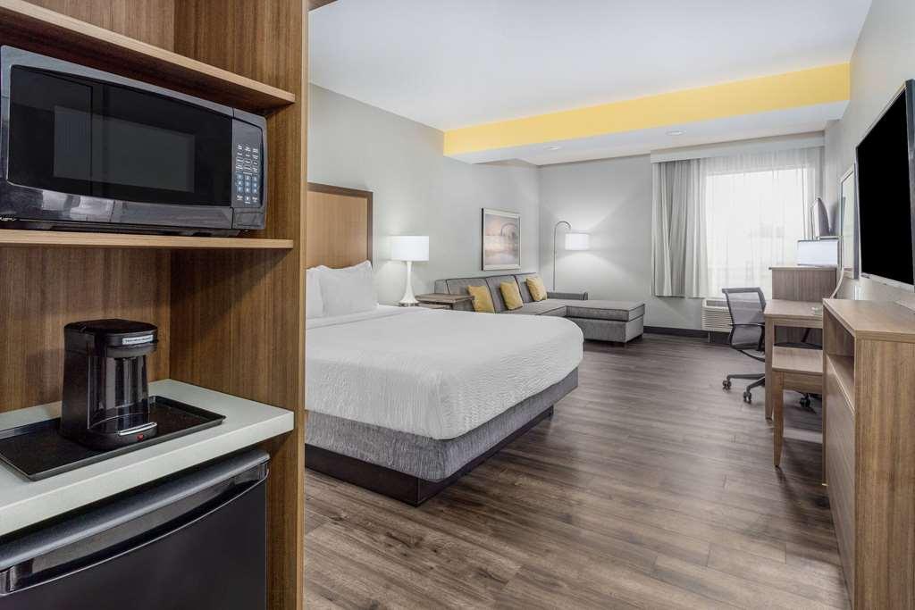 La Quinta Inn & Suites By Wyndham Valdosta Room photo