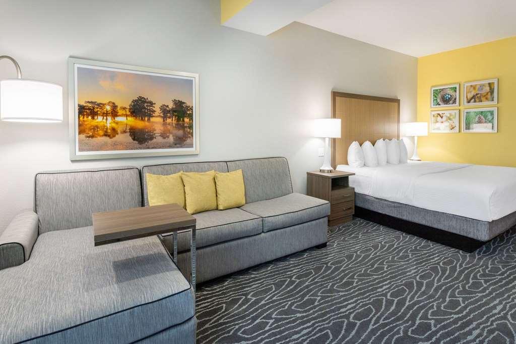 La Quinta Inn & Suites By Wyndham Valdosta Room photo