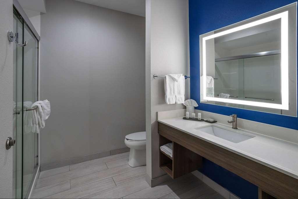La Quinta Inn & Suites By Wyndham Valdosta Room photo