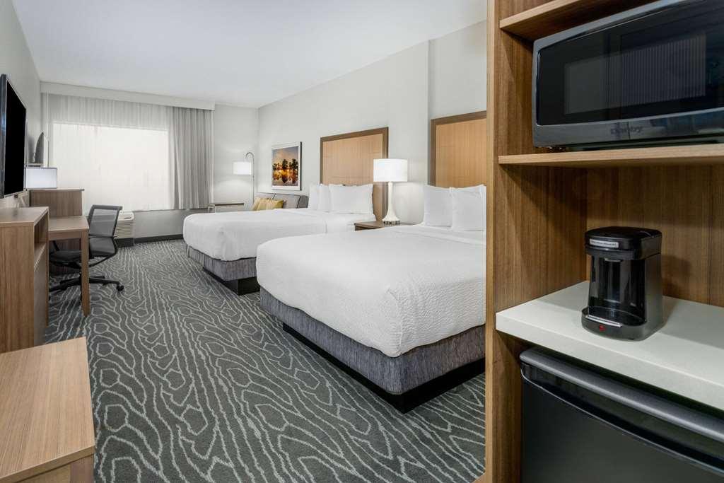 La Quinta Inn & Suites By Wyndham Valdosta Room photo